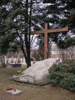 Symboliczny grób „Hubala” w kwaterze partyzanckiej cmentarza w Kielcach.
