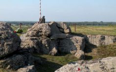 Schron kpt. Władysława Raginisa k. Strękowej Góry | fot. Wikipedia.pl