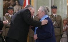 Prezydend Lech Kaczyński wręcza Annie Walentynowicz order Orła Białego