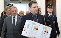 Dwa miliony podpisów zebranych przeciwko wydłużeniu wieku emerytalnego nie zrobiły na koalicji wrażenia. Na pierwszym planie: szef NSZZ "Solidarność" Piotr Duda | fot. fot. R. Sobkowicz, Nasz Dziennik