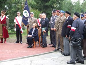 Sztafeta Pokoleń w Krakowie. Uroczystość na terenie JW im. Generała „Nila”. Obok pani Marii śp. prezes Czesław Cywiński, w pierwszym szeregu śp. gen. Włodzimierz Potasiński. Obydwaj zginęli pod Smoleńskiem.