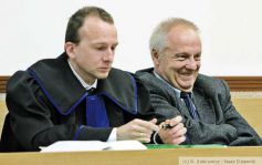 Odsunąłem kamerę od twarzy - mało mi zębów nie wybiła - opowiada łamiącym się głosem "skrzywdzony" Niesiołowski | fot. R. Sobkowicz, Nasz Dziennik