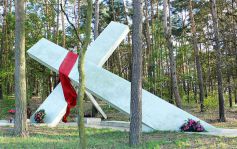 Górsk, pomnik upamiętniający porwanie ks. Popiełuszki | fot. Przemysław Jahr, Wikipedia